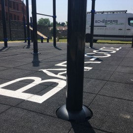 Belettering van outdoor fitness court voor Barcode Leuven - afbeelding