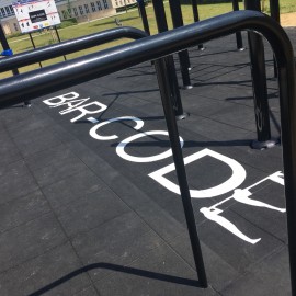 Belettering van outdoor fitness court voor Barcode Leuven - afbeelding